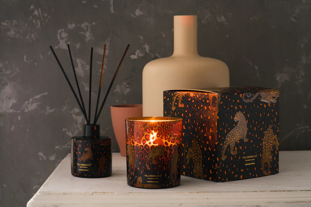 Colección Jungletopia con ambientadores mikado y velas decorativas aromáticas que evocan la selva tropical y llenan el hogar de frescura