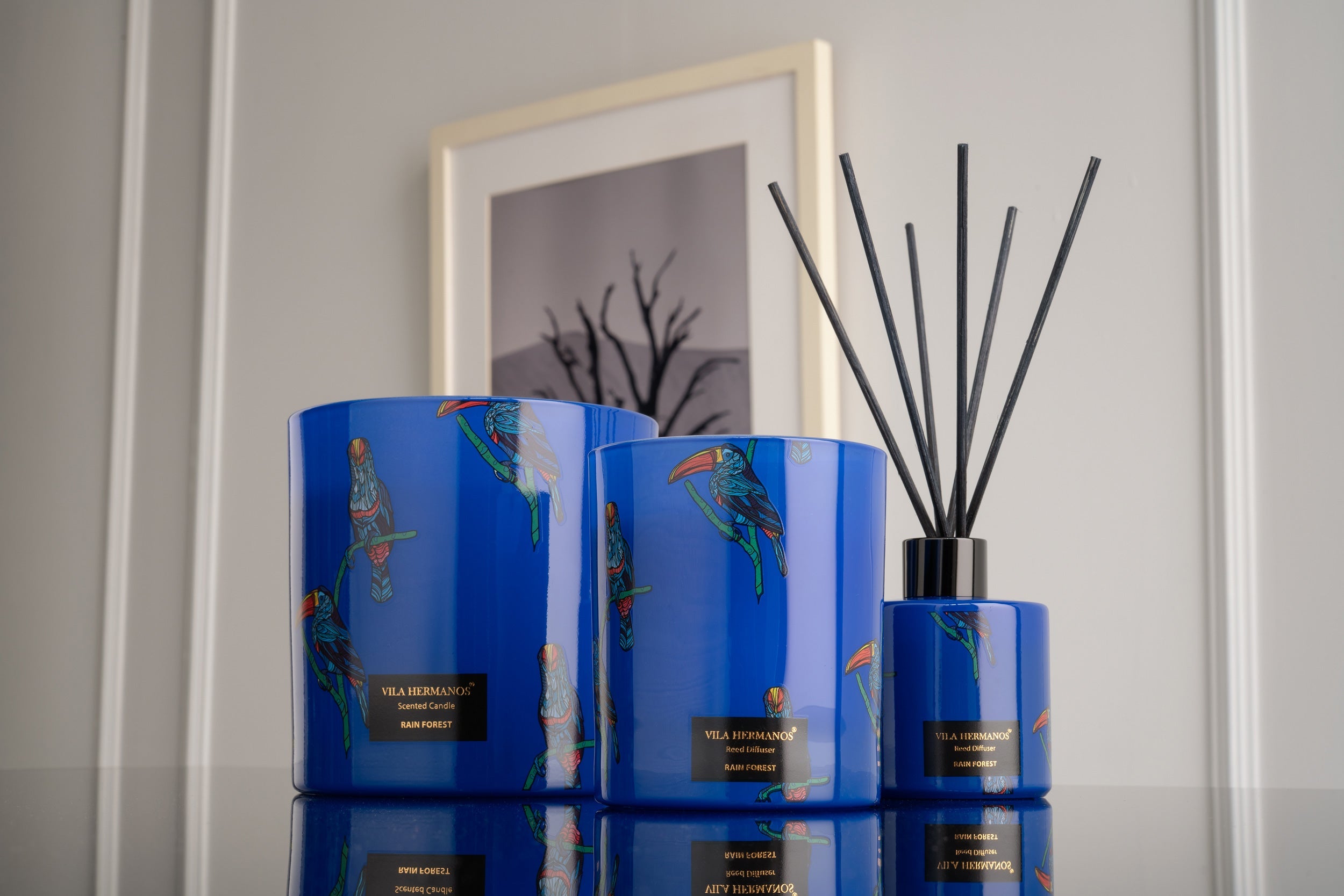 Velas aromáticas naturales encendidas sobre una mesa decorativa, creando un ambiente cálido y relajante en el hogar.